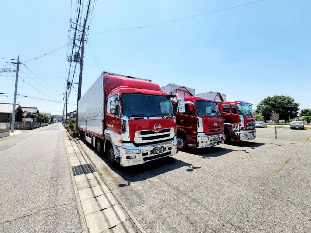 赤いトラックが並ぶ様子
